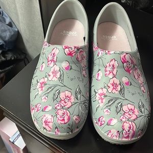 Vera Bradley Croc grey with pink floral size 6